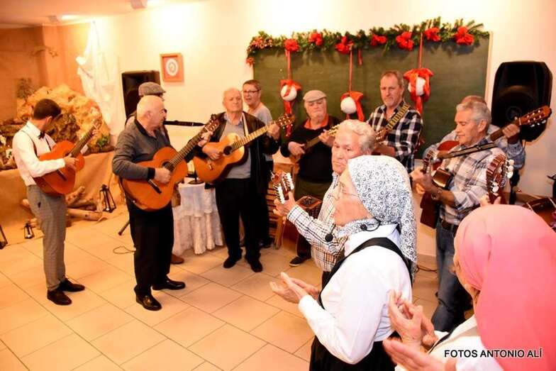 Momento de la fiesta de esta tarde-noche en el local social del colectivo El Roque Azucarero (Foto TA)